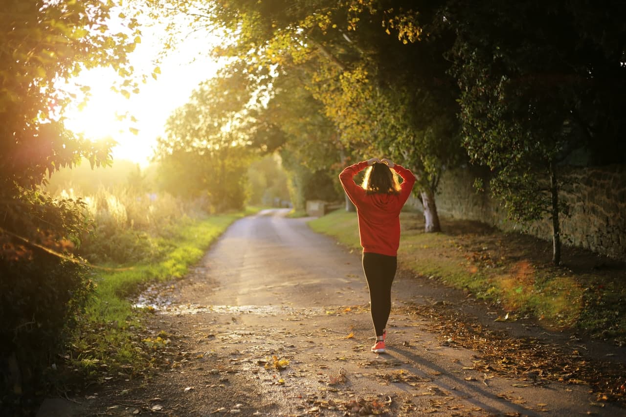 Femme marchant en extérieur à la lumière du matin, activité physique en périménopause