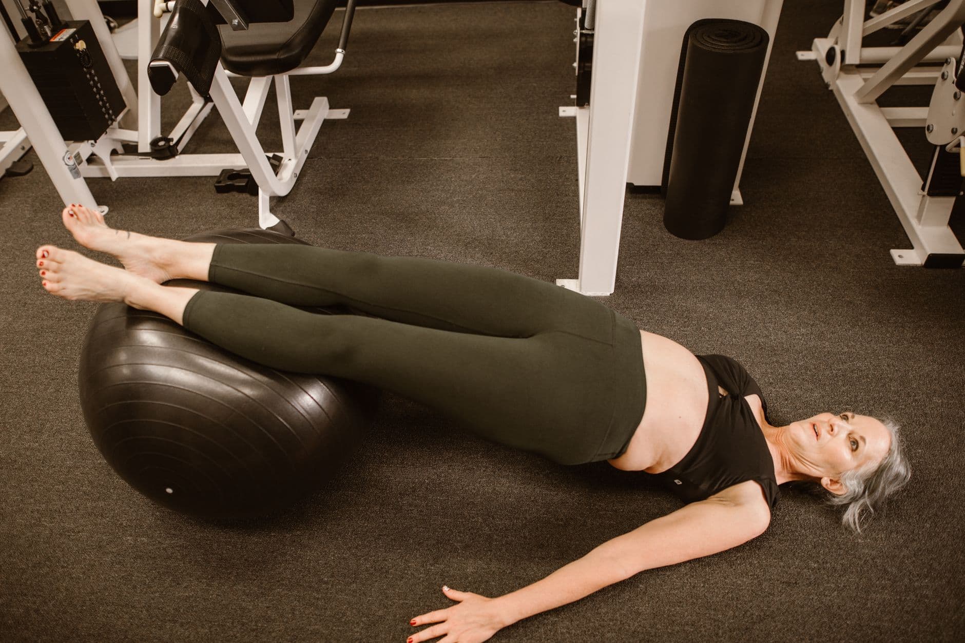 Femme d'âge mûr réalisant un exercice avec un ballon, pour la périménopause et le quotidien.