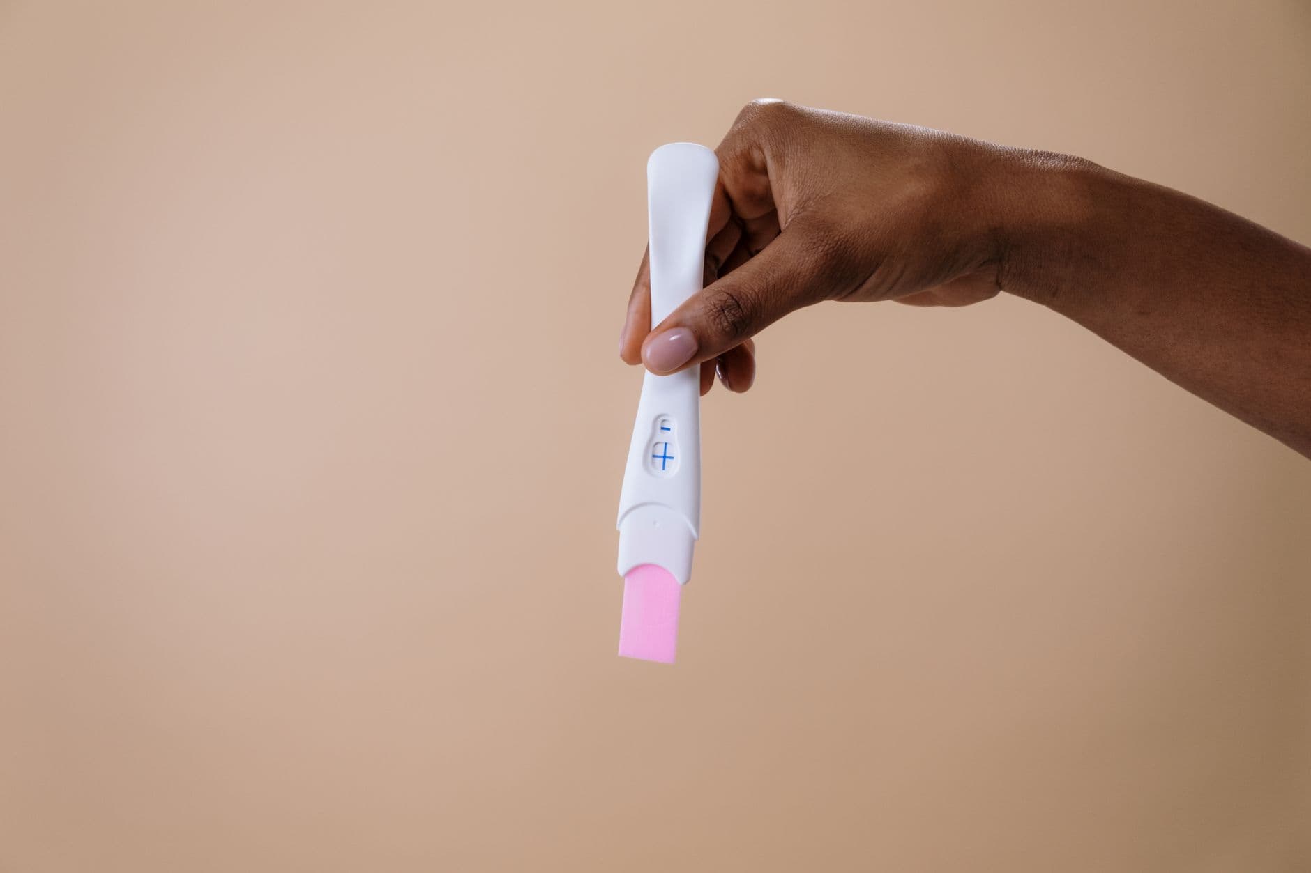 Une femme consulte des documents sur le test périménopause dans un cabinet.